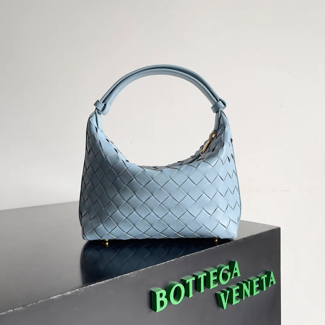 Batch 1360 It is predicted that BV Bottega’s lunch bag will be popular again this year. The entire bag is made of top nappa lambskin, which is very soft and lightweight. It also uses the intrecciato weaving process that the two founders spent several months developing from the beginning of the brand. It is completely hand-woven by Italian craftsmen. It perfectly reflects the craftsmanship of Bottega. The entire bag shape is also a very practical and popular lunch box bag type. The slightly curved arc of the bag mouth can also better fit our wrists. Style number: 754443 Size: 22*13*9